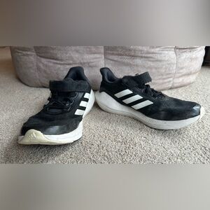 Boys Adidas Duramo black sneakers, size 2.5